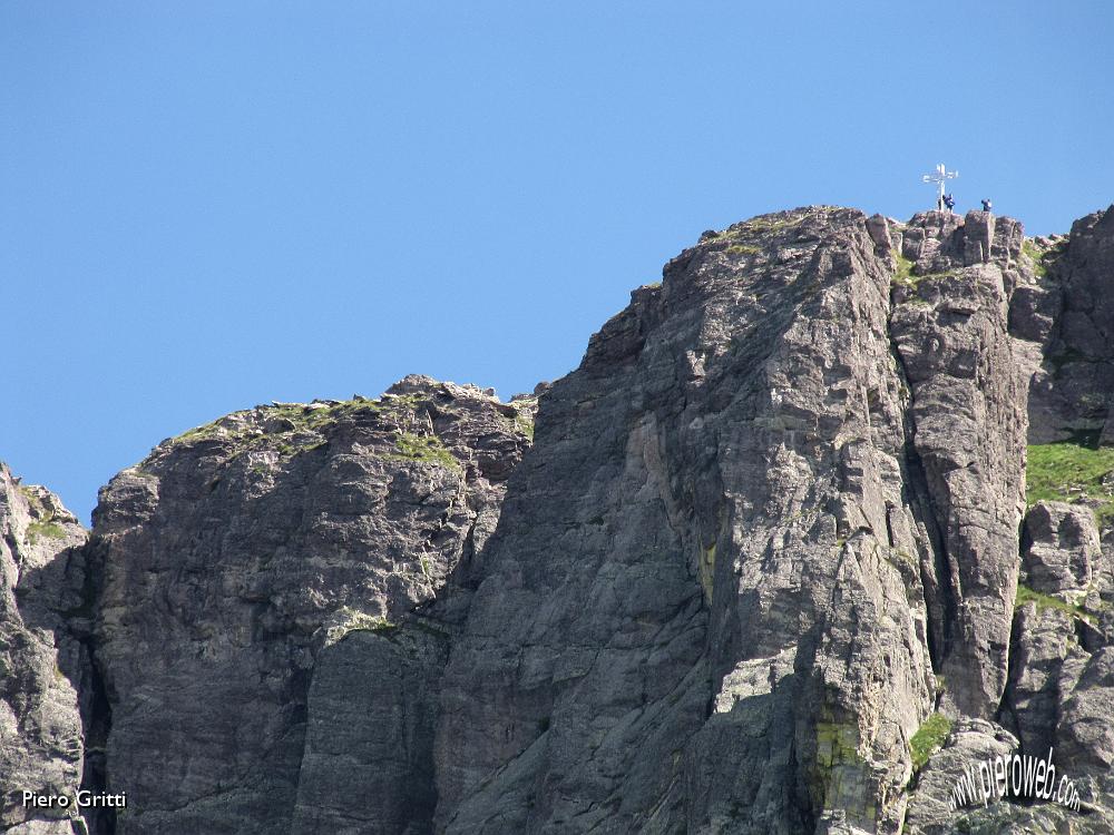 21 Zoom sulla croce del Pizzo del Becco.jpg